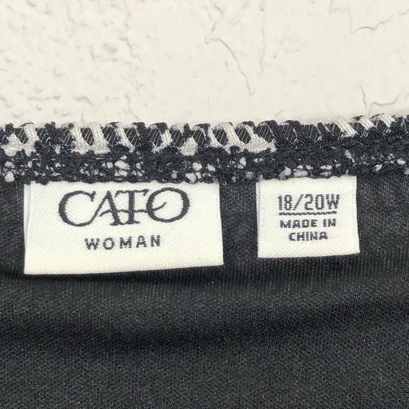 CATO WOMAN - BLOUSE IS A POPOVER WITH A BOLD RANDOM ABSTRACT FLARE.  - B10 - Picture 2 of 10